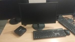 Mini PC ASUS con Monitor, Teclado y Ratón