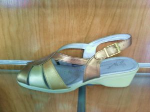 Sandalia de piel ancho especial color oro, cobre y platino producto Español