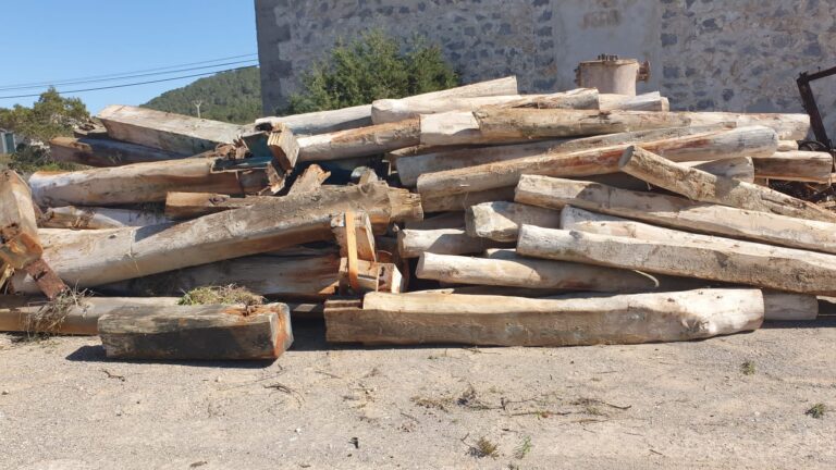N4 (#ID:26190-26194-medium_large)  Vigas de madera de la categoria Materiales de construcción y que se encuentra en Ibiza, Sin especificar, Consultar, con identificador unico - Resumen de imagenes, fotos, fotografias, fotogramas y medios visuales correspondientes al anuncio clasificado como #ID:26190